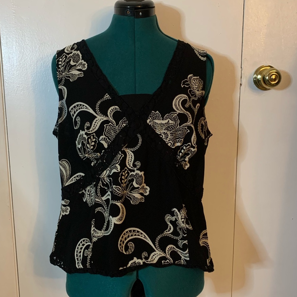 Jones wear sleeveless blouse